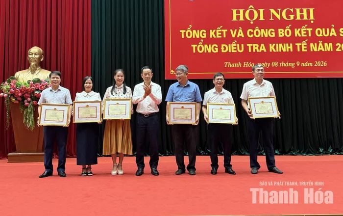 Phó Chủ tịch UBND tỉnh Lê Quang Hùng trao Bằng khen của Bộ Tài chính và Chủ tịch UBND tỉnh cho các tập thể, cá nhân có thành tích xuất sắc trong công tác điều tra kinh tế 2026.