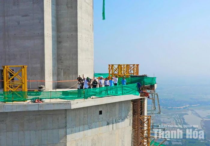 Bí thư Tỉnh ủy Lê Đức Thái kiểm tra thực địa thi công hạng mục tượng Phật.