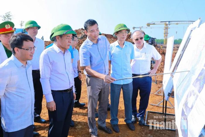 Bí thư Tỉnh ủy Lê Đức Thái nghe đại diện chủ đầu tư báo cáo tiến độ dự án.