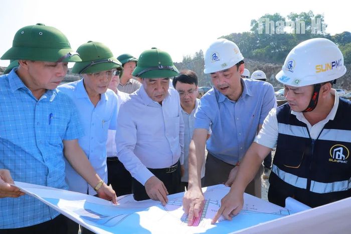 Bí thư Tỉnh ủy Lê Đức Thái nghe báo cáo dự án.