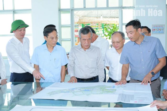 Bí thư Tỉnh ủy Lê Đức Thái nghe quy hoạch Khu du lịch Bến En.