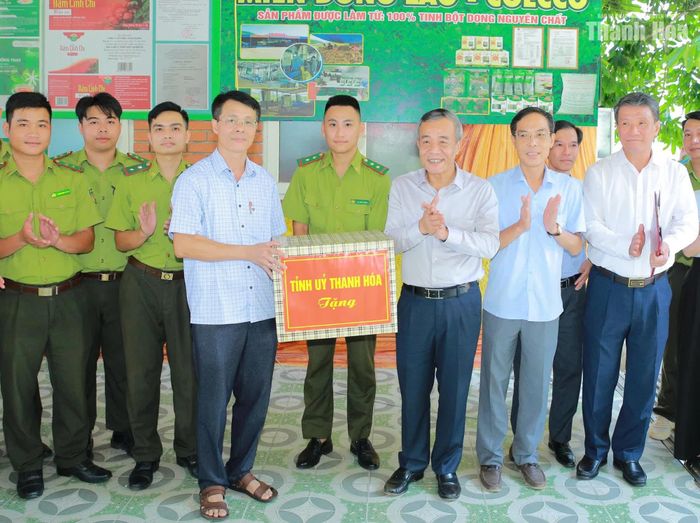 Bí thư Tỉnh ủy Lê Đức Thái tặng quà cho cán bộ Ban Quản lý vườn Quốc gia Bến En.