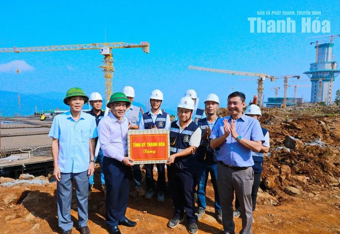 Bí thư Tỉnh ủy Lê Đức Thái tặng quà cán bộ, kỹ sư trên công trường Dự án Khu dịch vụ du lịch và trục cảnh quan văn hóa thuộc Quần thể Khu du lịch tâm linh và di tích lịch sử Am Tiên.