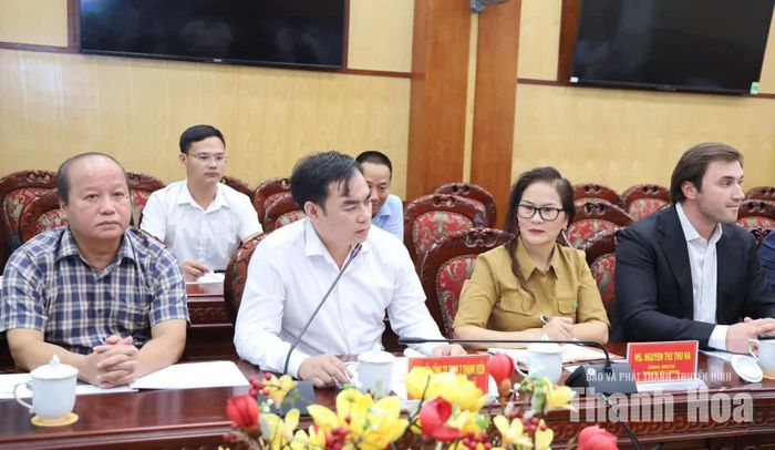 Đại diện Công ty TNHH hai thành viên môi trường Nam Thành phố báo cáo tiến độ dự án.