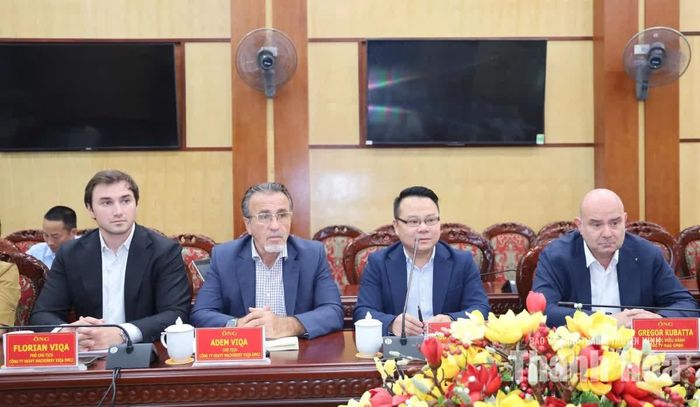 Đại diện các nhà đầu tư giới thiệu về năng lực, kinh nghiệm, giải pháp công nghệ và kế hoạch đầu tư nhà máy.