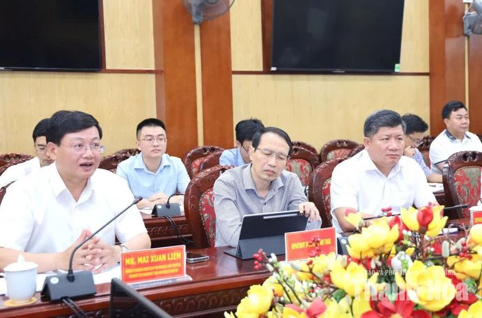 Phó Chủ tịch Thường trực UBND tỉnh Mai Xuân Liêm phát biểu tại hội nghị.