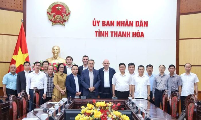 Phó Chủ tịch Thường trực UBND tỉnh Mai Xuân Liêm và đại diện các sở, ngành chụp ảnh lưu niệm với các nhà đầu tư đề xuất dự án.