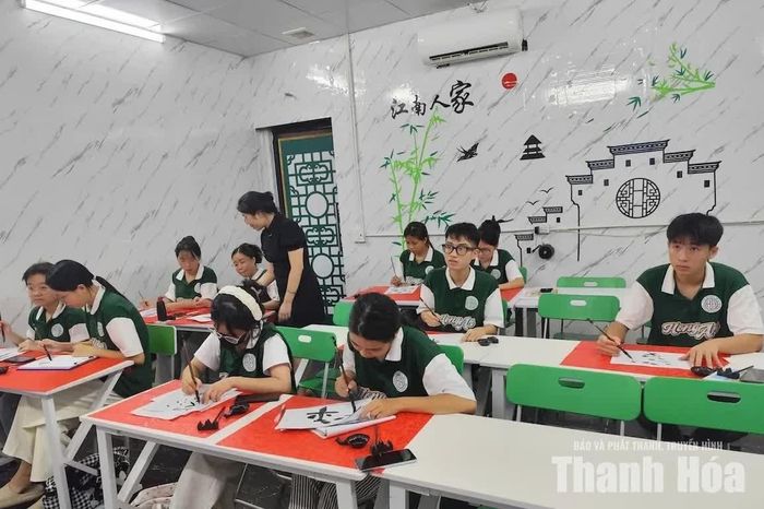 Không chỉ học ngôn ngữ, học viên còn được tiếp cận các hoạt động trải nghiệm văn hóa Trung Quốc.