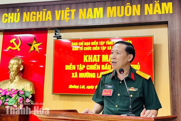 Đại tá Võ Quang Thiện, Chính ủy Bộ Chỉ huy Quân sự tỉnh phát biểu chỉ đạo diễn tập.