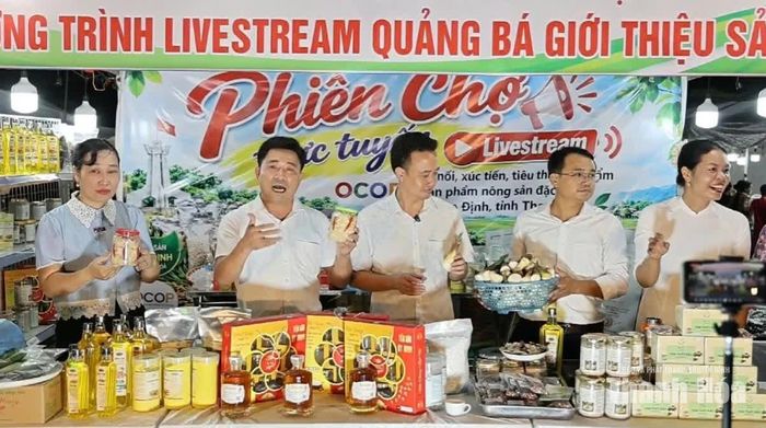 Phó Chủ tịch UBND xã Yên Định say sưa giới thiệu về nông sản địa phương.