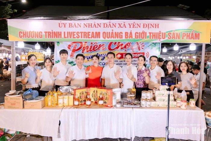 Ông Vũ Văn Đức, Phó Chủ tịch UBND xã Yên Định (thứ 4 từ trái sang) và cán bộ xã Yên Định tham gia livestream bán sản phẩm đặc sản địa phương.
