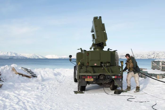 Hệ thống phòng không NASAMS ( do hãng Kongsberg Defence & Aerospace của Na Uy và Raytheon của Mỹ cùng nghiên cứu phát triển và sản xuất) trong cuộc tập trận mùa Đông Joint Viking 2017 tại Finnmark, Na Uy. Ảnh: Bộ Quốc phòng Na Uy
