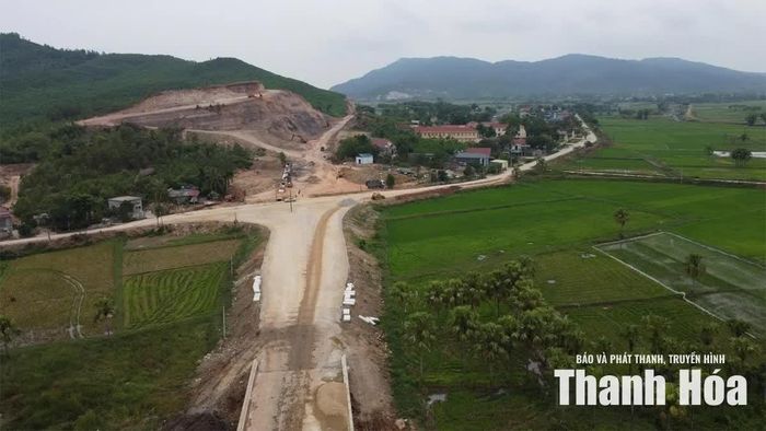 Các nhà thầu tổ chức thi công Dự án đường nối cao tốc Bắc - Nam, Quốc lộ 1A đi cảng Nghi Sơn trên phần diện tích đã GPMB.