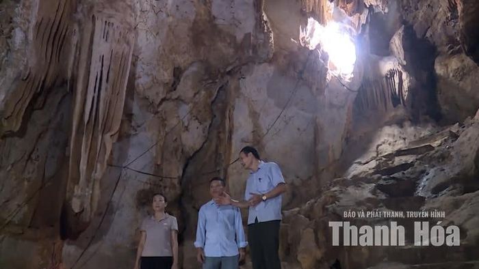 Bên trong động Quang Trung thuộc quần thể danh thắng động Cửa Buồng (phường Bỉm Sơn).