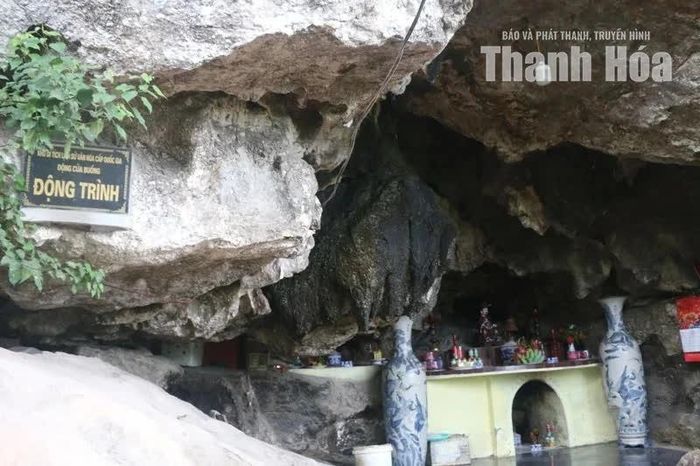 Động Trình khi xưa được Hoàng đế Quang Trung chọn làm nơi để hội họp tướng sĩ bàn việc quân cơ.