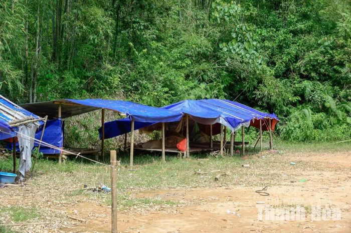 Những căn lán tạm cho người dân Xa Mang mỗi khi trời mưa kéo dài.