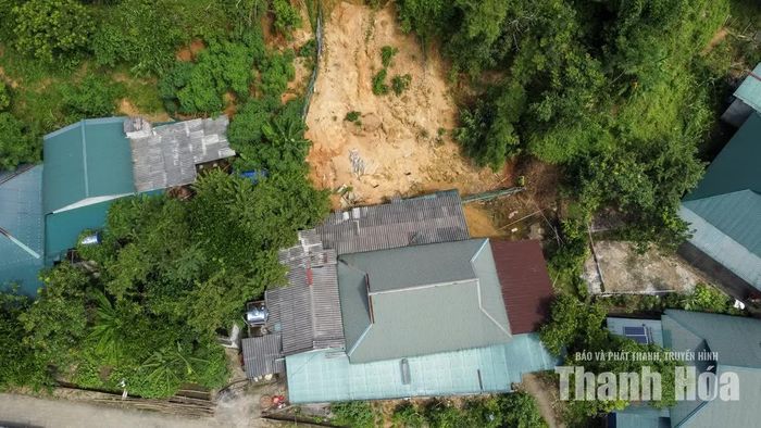 Vết sạt sau nhà dân còn lại sau trận lũ.