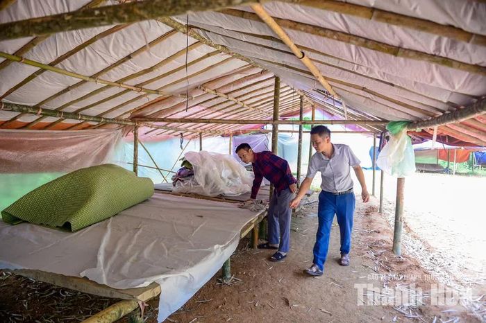 Bên trong những căn lán tạm.