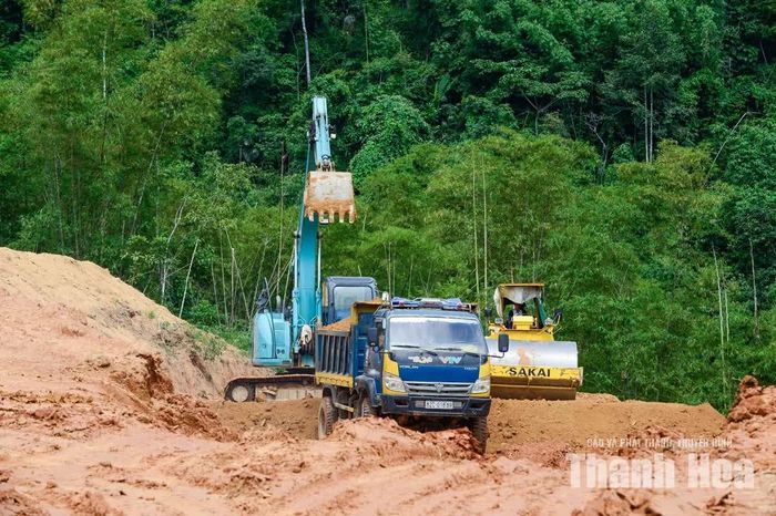 Đơn vị thi công huy động máy móc, nhân lực gấp rút thi công để sớm bàn giao mặt bằng cho người dân.