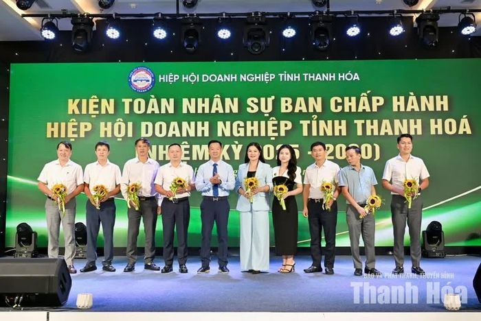 Chủ tịch Hiệp hội Doanh nghiệp tỉnh Nguyễn Xuân Hưng tặng hoa chúc mừng sau kiện toàn nhân sự Ban Chấp hành.