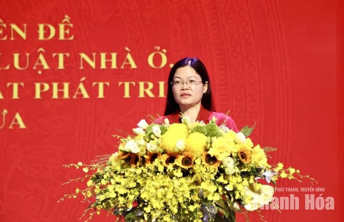 Phó Trưởng Đoàn ĐBQH tỉnh Lương Thị Hoa phát biểu đề dẫn tại hội nghị.