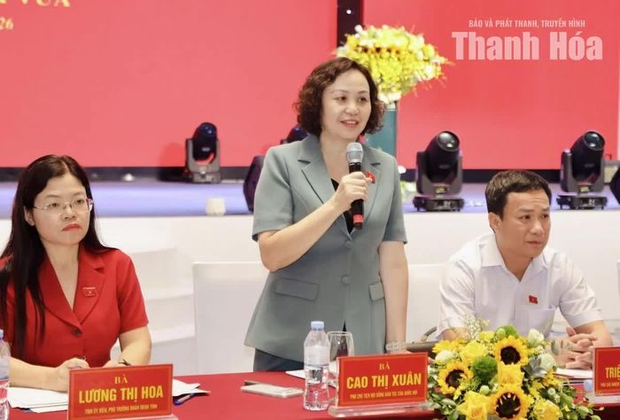 Phó Chủ tịch Hội đồng Dân tộc của Quốc hội Cao Thị Xuân phát biểu kết luận hội nghị.