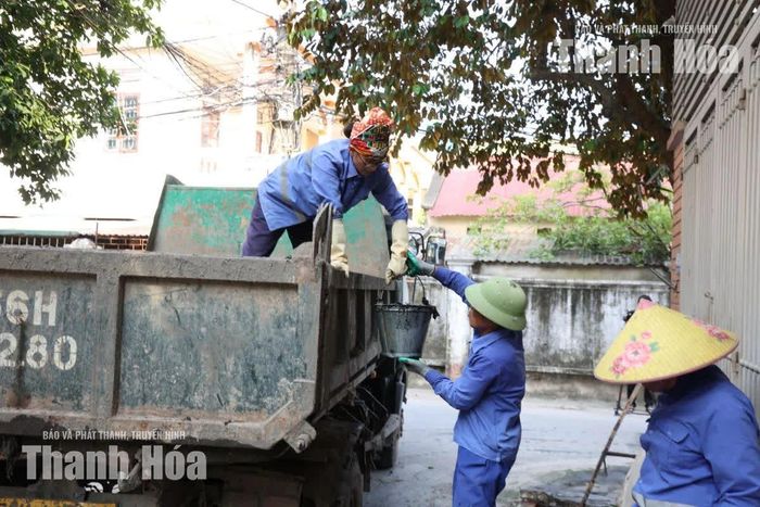 Chất thải sau khi nạo vét được đưa lên xe để vận chuyển khỏi khu vực.