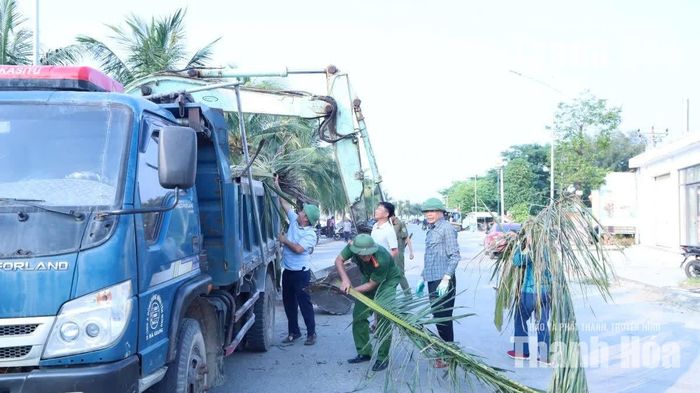 Bí thư Đảng ủy xã Hoằng Tiến Lê Văn Phúc trực tiếp chỉ đạo và tham gia vệ sinh môi trường cùng các lực lượng.