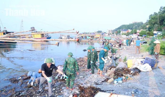 Chủ tịch UBND xã Hoằng Tiến cùng các lực lượng tham gia vệ sinh khu neo đậu bè mảng dọc tuyến đường ĐH.HH28.