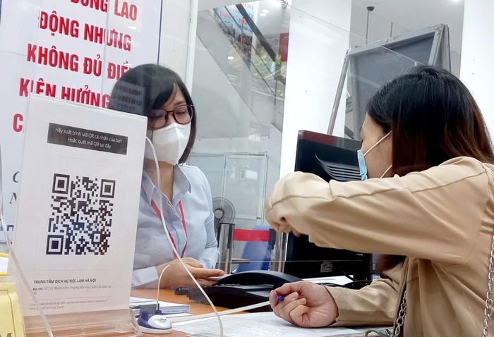 Tư vấn, giới thiệu việc làm cho người lao động thất nghiệp tại Trung tâm Dịch vụ việc làm Hà Nội. Ảnh: Nhật Dương.