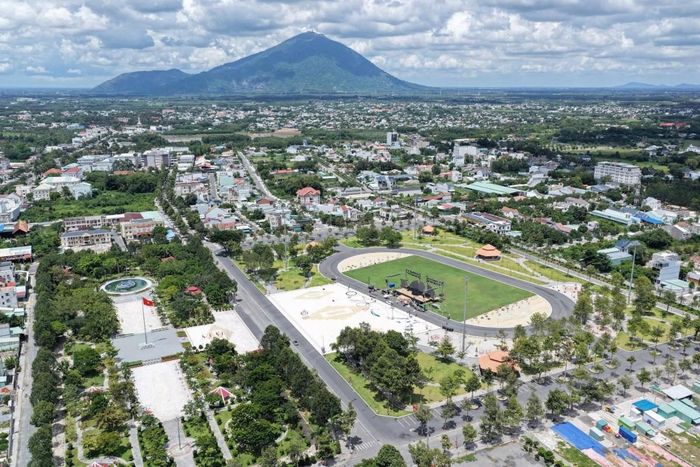 Tây Ninh với quy mô không gian mới tạo điều kiện để tỉnh tổ chức lại các vùng phát triển, đồng thời kết nối các trung tâm sản xuất với hệ thống giao thông, cửa khẩu và các đầu mối logistics. Trong ảnh: Quảng trường Tô Quyền, Tây Ninh. Ảnh: Tấn Phát