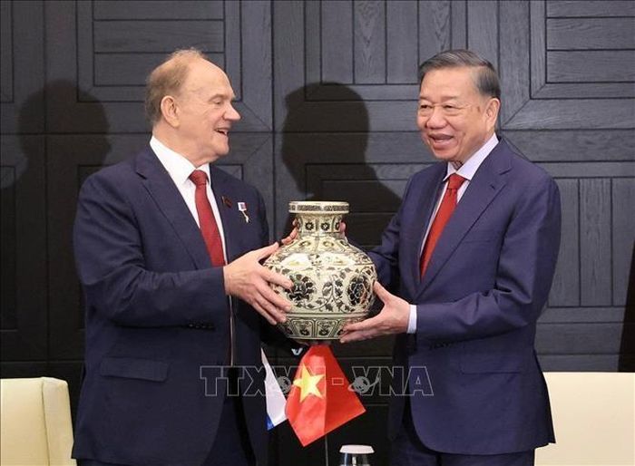 Tổng Bí thư, Chủ tịch nước Tô Lâm tặng quà cho Chủ tịch Đảng Cộng sản Liên bang Nga Gennady Zyuganov. Ảnh: Thống Nhất – TTXVN