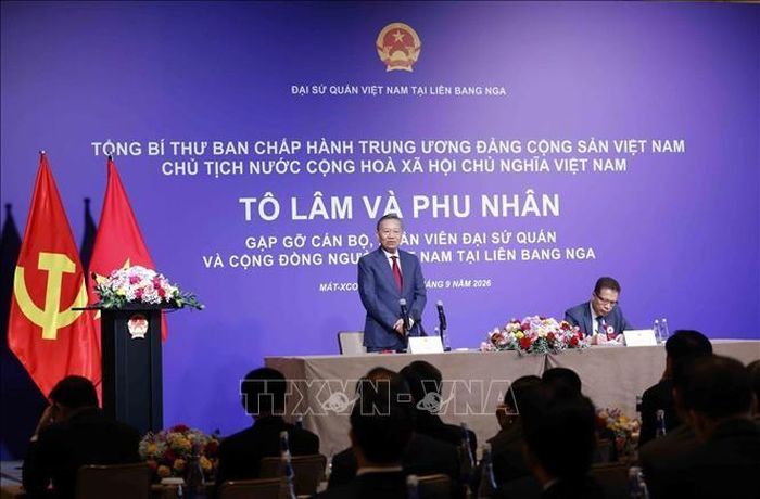 Tổng Bí thư, Chủ tịch nước Tô Lâm nói chuyện thân mật với cán bộ, nhân viên Đại sứ quán và đại diện cộng đồng người Việt Nam tại Nga. Ảnh: Thống Nhất – TTXVN