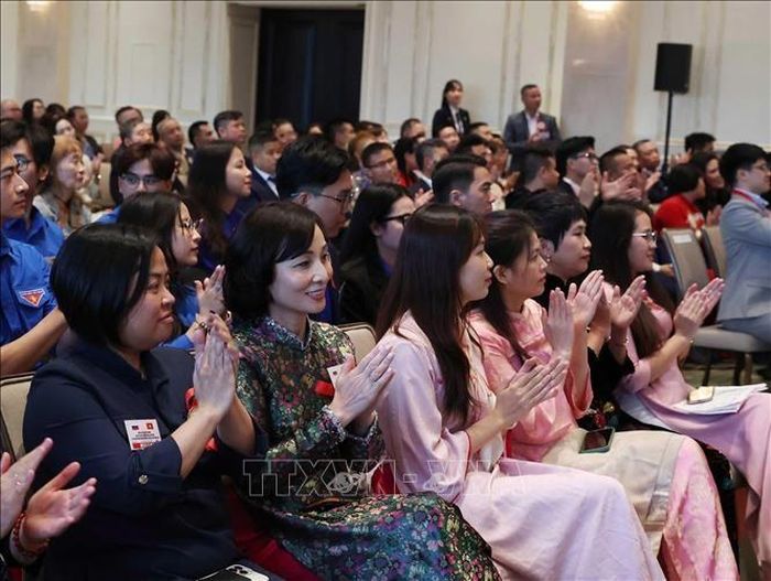 Cán bộ, nhân viên Đại sứ quán và đại diện cộng đồng người Việt Nam tại Nga tham dự cuộc gặp gỡ Tổng Bí thư, Chủ tịch nước Tô Lâm và Phu nhân. Ảnh: Thống Nhất – TTXVN