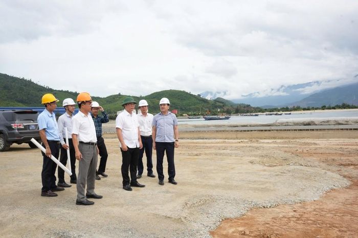 Lãnh đạo UBND thành phố Huế kiểm tra, đôn đốc tiến độ các dự án trọng điểm trên địa bàn. Ảnh: UBND TP Huế.