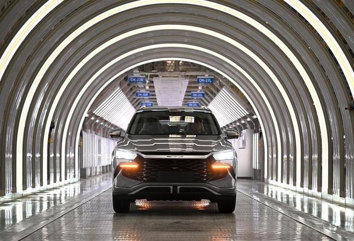 Một mẫu xe đang trong dây chuyền lắp ráp của BYD - Ảnh: China Daily.
