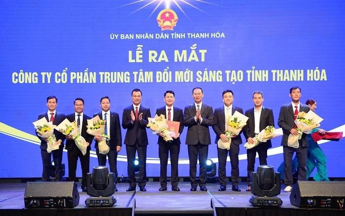 Chủ tịch UBND tỉnh Thanh Hóa Tô Anh Dũng và Phó Bí thư Tỉnh ủy Thanh Hóa Trịnh Tuấn Sinh tặng hoa chúc mừng ban lãnh đạo Công ty CP Quỹ Đầu tư mạo hiểm Thanh Hóa. Ảnh: Hoàng Đông