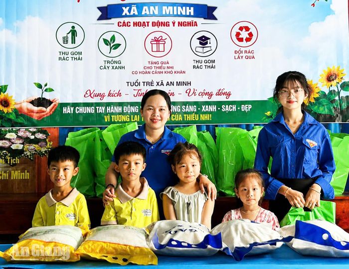Bí thư Xã đoàn An Minh Nguyễn Thị Diễm My (hàng thứ hai, bìa trái) trao quà cho thiếu nhi có hoàn cảnh khó khăn.