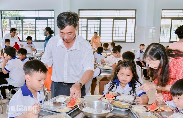 Lãnh đạo nhà trường kiểm tra bữa ăn của học sinh.