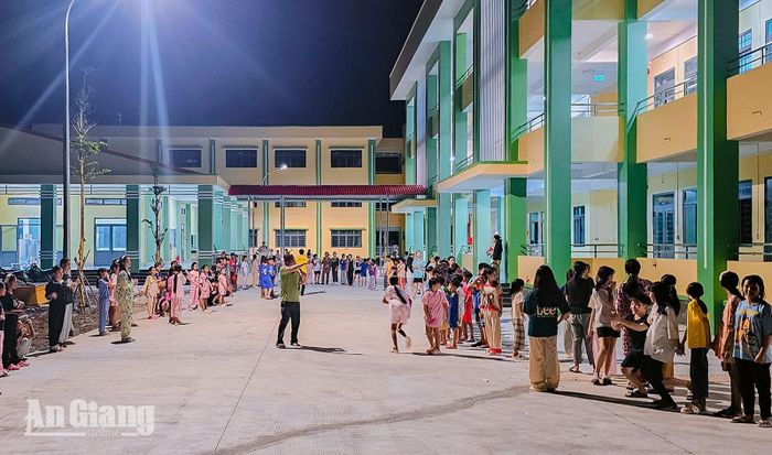 Học sinh nội trú tham gia sinh hoạt tập thể.