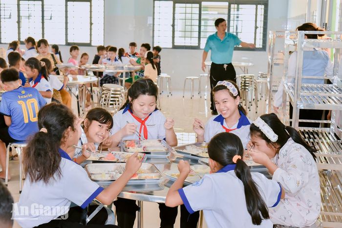 Học sinh nội trú dùng cơm trưa tại trường.
