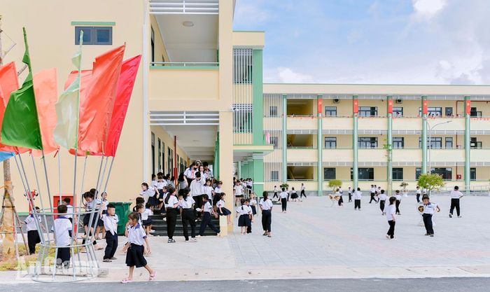 Học sinh vui chơi trong giờ giải lao.