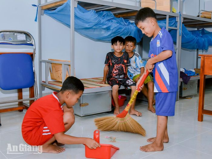 Học sinh vệ sinh phòng ở.