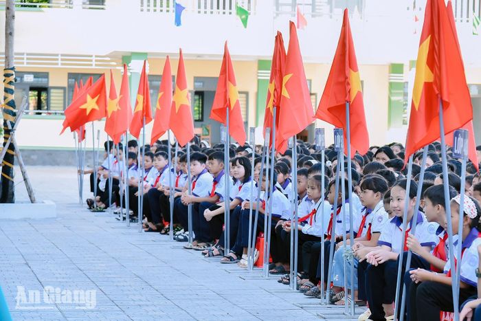 Học sinh nghe lãnh đạo nhà trường triển khai nhiệm vụ tuần học đầu tiên.