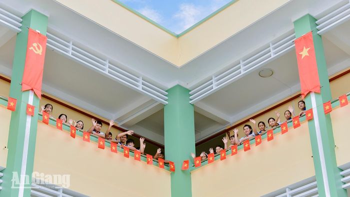 Niềm vui của học sinh trong ngày học đầu tiên tại trường mới.