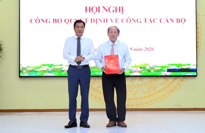 Bí thư Đảng ủy xã U Minh Thượng Nguyễn Quốc Khởi trao quyết định cho đồng chí Trần Thanh Cường.