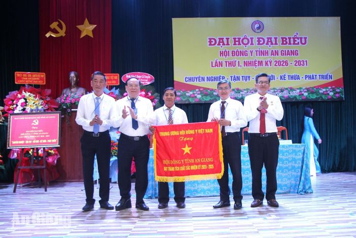 Trao Cờ thi đua xuất sắc của Hội Đông y Việt Nam cho Hội Đông y tỉnh An Giang.