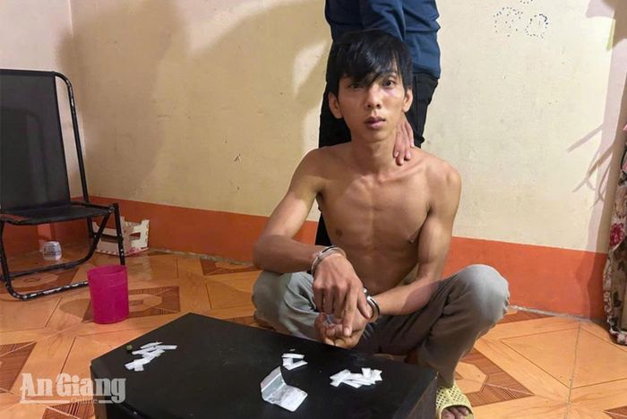 Đối tượng Bùi Văn Phước cùng tang vật.