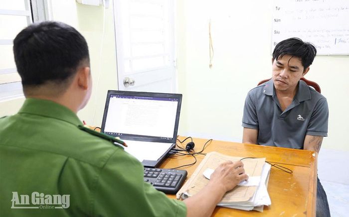 Đối tượng Huỳnh Văn Hạnh khai nhận tại cơ quan Công an.