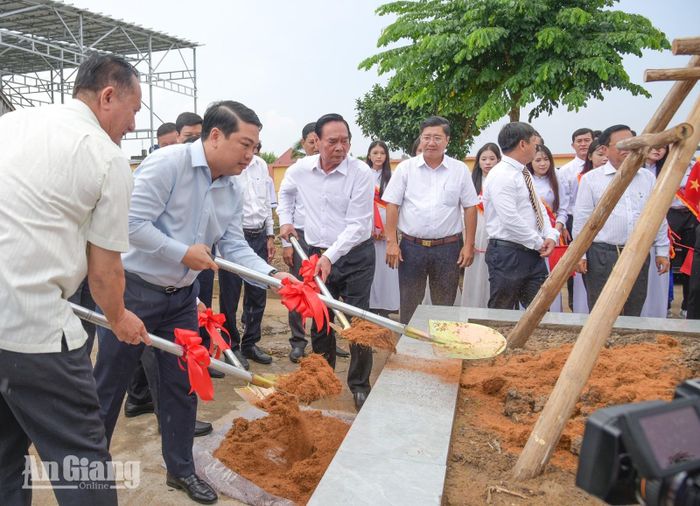 Đại tướng Lê Hồng Anh cùng các đại biểu trồng cây lưu niệm trong khuôn viên trường.